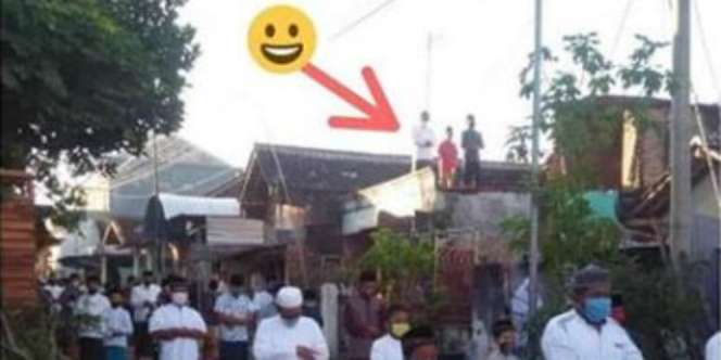 Nyeleneh, Orang Ini Pilih Tempat Sholat Berjamaah Antimainstream