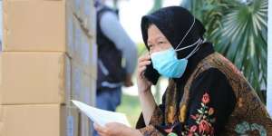 Walikota Risma Telepon Langsung Warga Pantau Kasus Covid-19