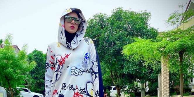 Nyentrik Abis! Gaya Fairuz A Rafiq Pakai Gamis Bertema Grafitti