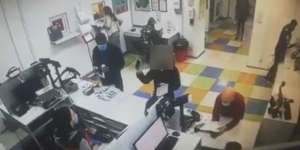 Karyawan Kantor Pos Tolak Layani, Emak-emak Bikin Aksi Nekat