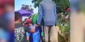 Geger Pria Bercanda Sampai Naiki Keranda Berisi Jenazah