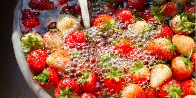 Rendam Stroberi di Air Garam Sebelum Dimakan, Ini Alasannya