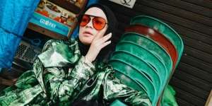 Gaya Nyentrik Tantri Namirah, Pose Bareng Gerobak!