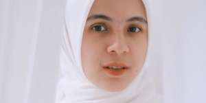 Pakai Outfit Feminin, Senyum Nycta Gina Bikin Salfok