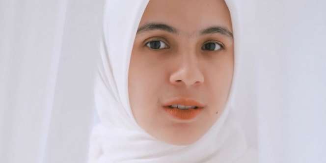 Pakai Outfit Feminin, Senyum Nycta Gina Bikin Salfok