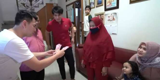 Raffi-Nagita Bagi-Bagi THR Rp20 Juta ke Keluarga Olga