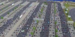 Foto Menggetarkan, Muslim Jerman Sholat Idul Fitri di Lapangan Parkir IKEA