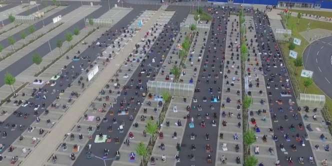 Foto Menggetarkan, Muslim Jerman Sholat Idul Fitri di Lapangan Parkir IKEA