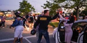 Polisi Amerika Berlutut di Hadapan Demonstran