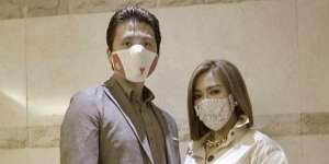 Penampilan Nyentrik Syahrini, Tas Rp2 M Hingga Masker Mutiara