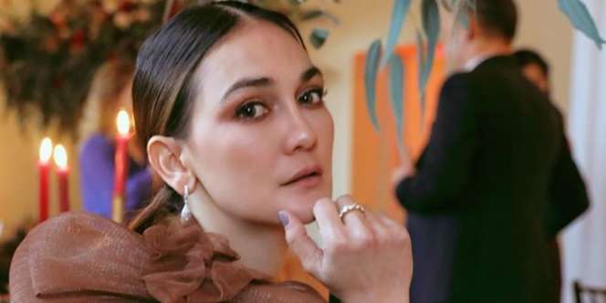 Pakai Sandal Rp9 Juta, Kaki Luna Maya Jadi Sorotan