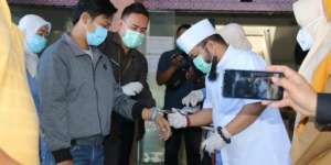 Gunting Gelang, Wali Kota Bengkulu Lepas Kepulangan 3 Pasien Sembuh Covid-19