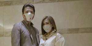 Gaya Cetar Syahrini Pakai Masker Bertabur Mutiara