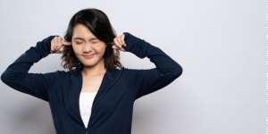 Bukan Hanya Kotoran, Ketahui 4 Penyebab Telinga Gatal