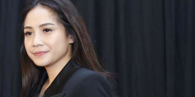 Dinner Cuma Pakai Baju Rumahan, Kaki Nagita Slavina di Bawah Meja Bikin Salfok