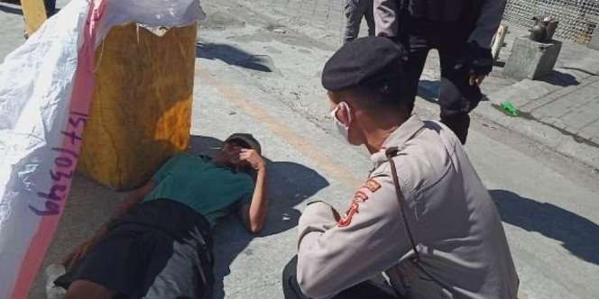 Kakek Tukang Parkir Pingsan di Pinggir Jalan, Diduga Covid Ternyata Kelaparan