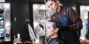 Tips Mencegah Tertular Covid-19 Saat Pergi ke Salon di Masa New Normal