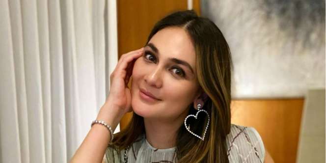 Meski Tenteng Sandal Jepit, Cantiknya Luna Maya Nggak Luntur!