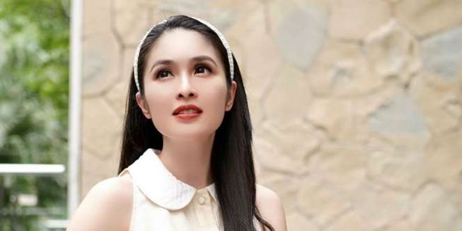 Di Rumah Pakai Daster, Sandra Dewi Tetap Stunning