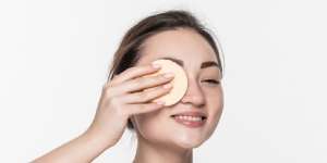 4 Kesalahan yang Kerap Dilakukan Saat Menghapus Makeup Mata