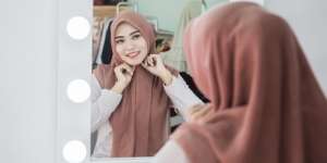 Doa Berdandan di Depan Cermin Agar Diberi Kecantikan Luar dan Dalam Diri 