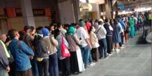 Penampakan Antrean Mengular di Stasiun KRL di Bogor
