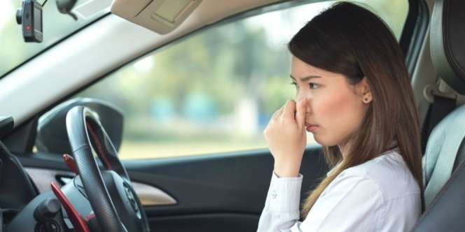 5 Jenis Bau yang Menunjukan Ada Kerusakan di Mobil Kamu