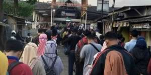 Hari Pertama PSBB Transisi, Antrean Panjang di Stasiun Kereta