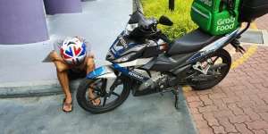 Dedikasi Driver Ojol, Berkeras Antarkan Pesanan Meski Sedang Sakit