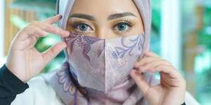 5 Gaya Hijab dengan Masker Kain ala Selebgram