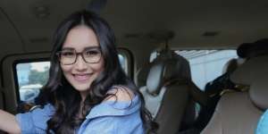 Tampil Beda dengan Gaya Rambut Curly, Wajah Ayu Bikin Pangling