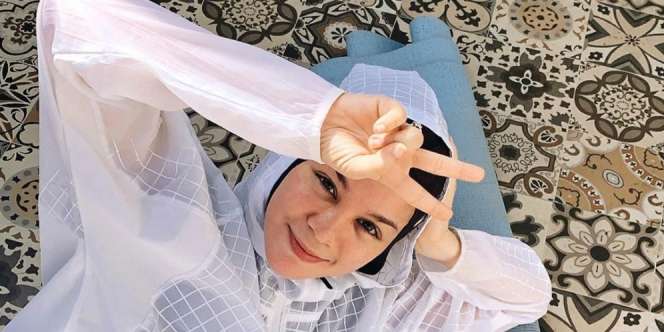 Pakai Handuk di Kepala, Gaya Nyentrik Tantri Namirah Santai di Rumah