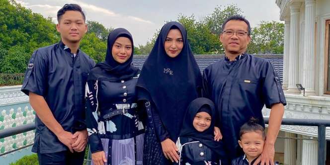 Ashanty Belikan Mobil Mewah Tesla untuk Azriel dan Aurel