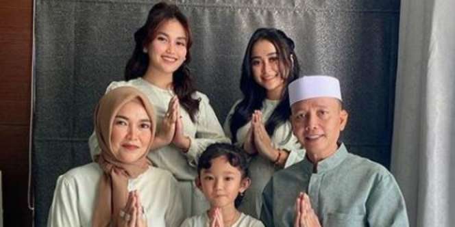 Hanya Pakai Tank Top Saat Berjemur, Pose Ayu Ting Ting Disorot