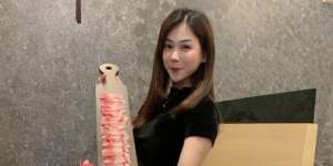Makan Daging 1 Meter Gratis di Sini, Asal...