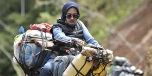 Gaya Bupati Berhijab Luwu Utara Nunggang Motor Trail Terjang Jalan Berlumpur