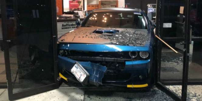 Maling Salah Kalkulasi, Dodge Challenger Nyangkut di Pintu Diler