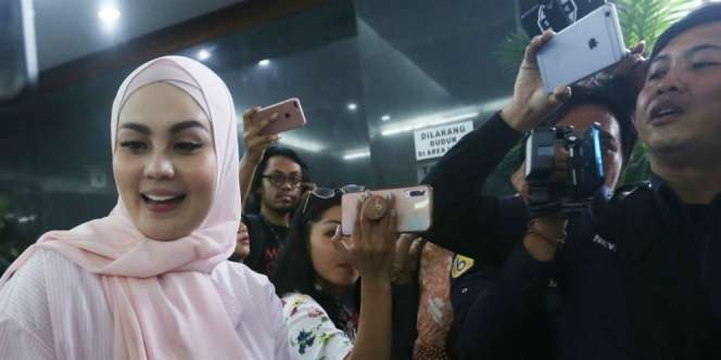 Jennifer Dunn Menolak Disebut Poliandri
