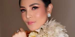 Berpose di Dapur, Nindy Ayunda Cantik bak Gadis ABG