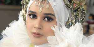 Hamil Besar, Cut Meyriska Disulap Jadi Boneka Hidup