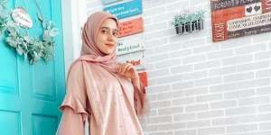 Wajah Lebih Tirus, Gaya Modis Fairuz A Rafiq dengan Hijab Instan