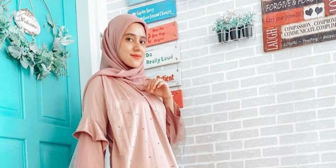 Wajah Lebih Tirus, Gaya Modis Fairuz A Rafiq dengan Hijab Instan