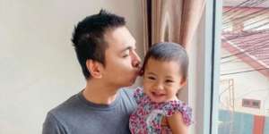 Raditya Dika Taruh Anak dalam Kardus, Ada Apa?