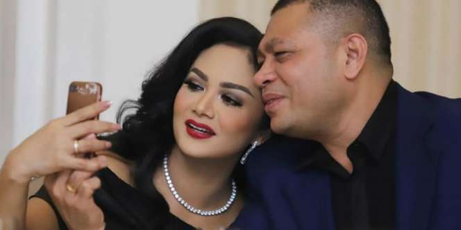 Viral Video Anang ke Nikahan KD, Peluk Raul Lemos: 'Bahagia Mereka Berdua'