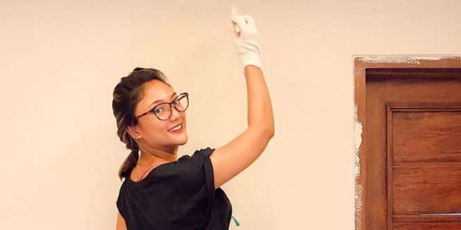 Gaya Marion Jola Jadi Kuli Bangunan, Tetap Cantik Bikin Gemes!