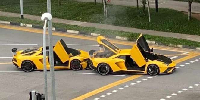 Dua Lamborghini Aventador Kembar Tabrakan di Perempatan Jalan