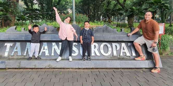 Gaya Ardi Bakrie Momong Anak Sambil Jajan Tahu Gejrot