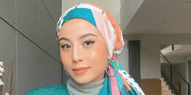Cantik Elegan, Gaya Awkarin dengan Pashmina Long Shawl