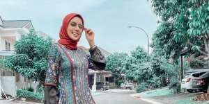 Gaya Unik Fairuz A Rafiq Padukan Korset dengan Batik