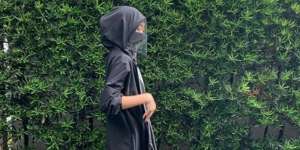 Trench Coat dengan Face Shield, Aman dan Stylish